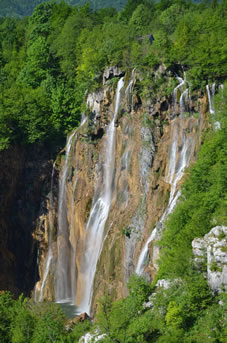 高さ78ｍの高さから流れ落ちる、国内最大のプリトヴィッツェ滝